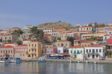 Fototapeta na wymiar der Hafen der griechischen Insel Chalki