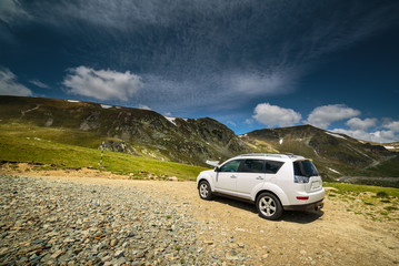 Obraz na płótnie Canvas Offroad car near the mountains