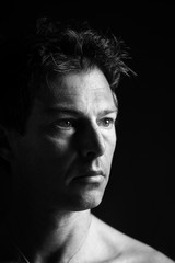 Ritratto low key, di un uomo preoccupato, luce rembrandt