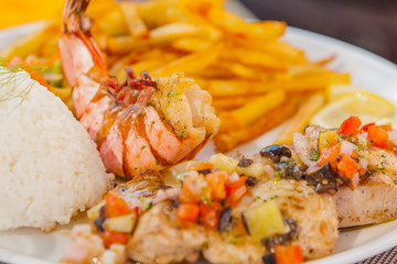 panaché de la mer, gambas, trilogie de poissons à la plancha 