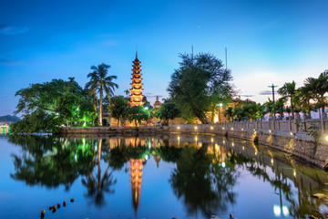 Tran Quoc pagoda - obrazy, fototapety, plakaty