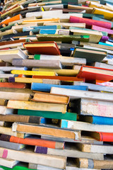 Stapel alter Bücher in der Bibliothek