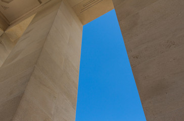 Ciel bleu et pilier de mémorial