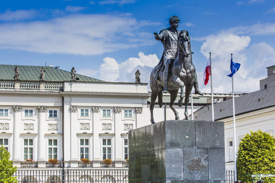 Presidential Palace in Warsaw, Poland. Before it: Bertel Thorval