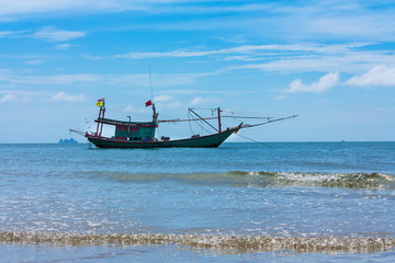 Obraz premium sea and fishing boat blue sky background