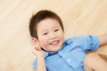 寝転ぶ笑顔の男の子