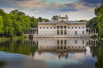 Fototapeta na wymiar The Lazienki palace in Lazienki Park, Warsaw. Lazienki Krolewski