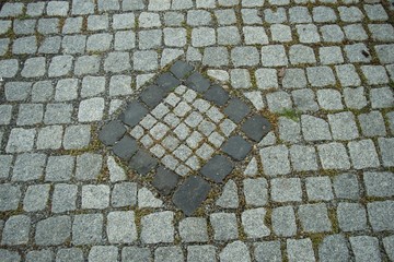 Granitkopfsteinpflaster mit rundem bzw. quadratischem Ziermuster