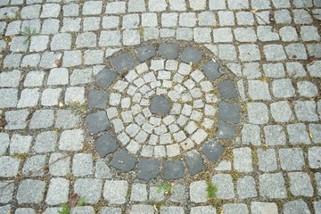 Granitkopfsteinpflaster mit rundem bzw. quadratischem Ziermuster