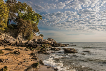anse et ciel cotonneux