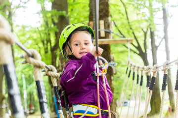 Mädchen klettert im Hochseilgarten