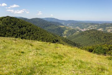Fototapeta na wymiar Vallée et sommet des Vosges