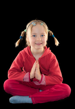 kleines M&auml;dchen in roten Sachen  in Budda Haltung