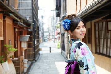 浴衣を着た女性