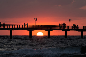 Fototapeta na wymiar Sonnenuntergang mit Seebrücke