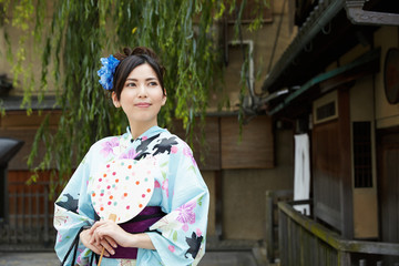 浴衣を着た女性