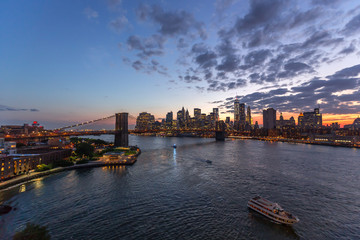 Naklejka premium New York City Brooklyn Bridge evening sunset skyline