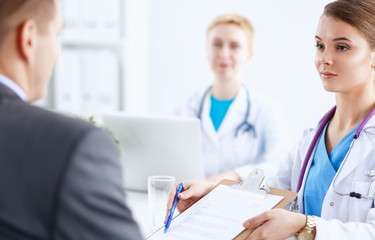 Obraz premium Medical team sitting at the table in modern hospital