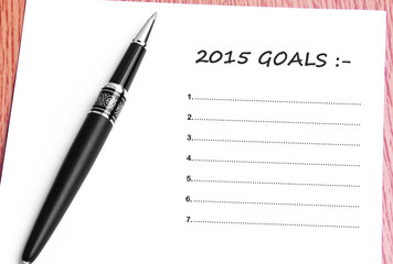 Pen  and notes paper with 2015 goals list