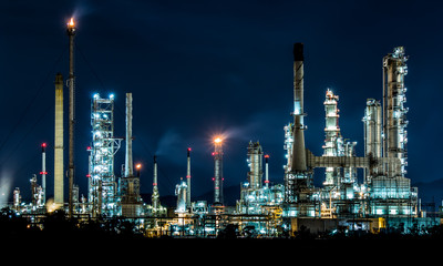 Oil refinery at night - obrazy, fototapety, plakaty