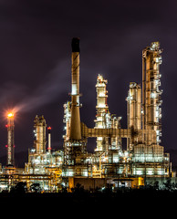 Obraz na płótnie Canvas Oil refinery at night
