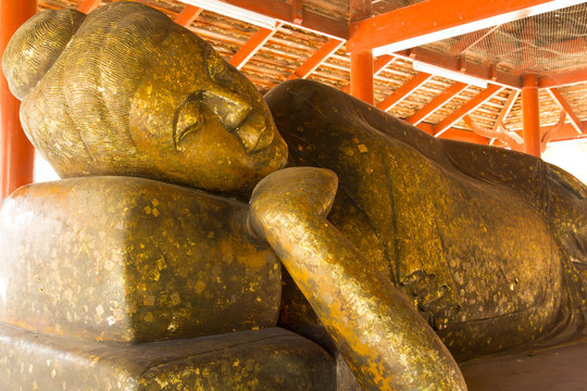 Big golden Buddha in Wat Thailand.