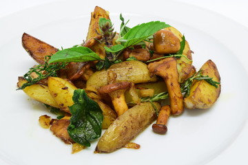 Pfifferlinge mit gebratenen Kartoffeln