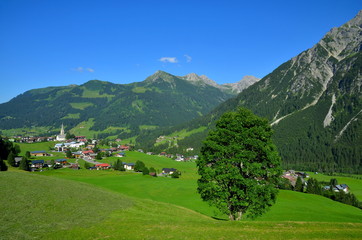 Fototapeta na wymiar Bergdorf in den Alpen, Österreich