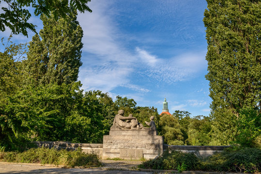 Skulptur "Mutter mit zwei Knaben" am Tempelhofer Parkring