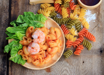 Macaroni with lobster and pasta raw.