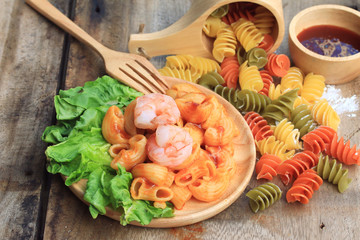 Macaroni with lobster and pasta raw.