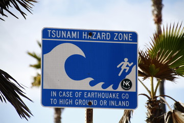 Obraz premium 津波 TSUNAMI アメリカ カリフォルニア サンタモニカ ビーチ 警告 看板 標識