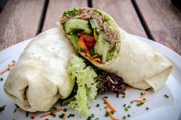 Thunfisch Wrap auf weißem Teller