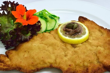 Wiener Schnitzel mit klassischer Garnitur