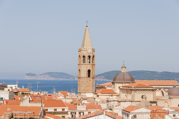 Fototapeta premium Alghero, Altstadt, Stadt, Kathedrale, Santa Maria, Kuppel, Turm, Capo Caccia, Küste, Mittelmeer, Sommer, Sardinien, Italien