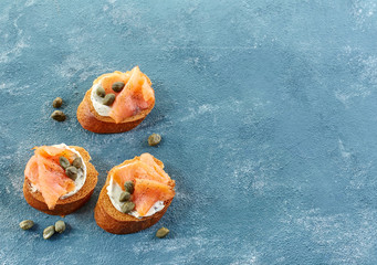 toasted bread with cream cheese and salmon
