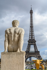 Fototapeta na wymiar statue of a man looking at the eiffel tower at trocadero square in Paris, France
