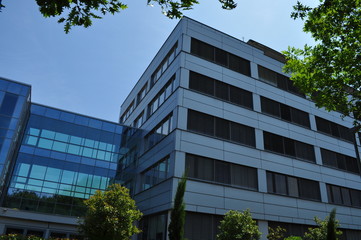 büro verwaltungsgebäude blauer himmel modern