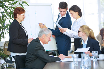 Zusammenarbeit im Business Team beim Meeting