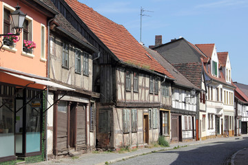 Fototapeta na wymiar Verfallene Häuser in der Hünerdorfer Straße in Tangermünde
