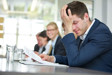 Geschäftsmann mit Burnout in Business Meeting