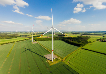 Windenergie, Luftaufnahme eines Windparks im Sonnenschein