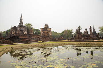 Fototapeta na wymiar Sukhothai - Historischer Park - Wat Mahathat 