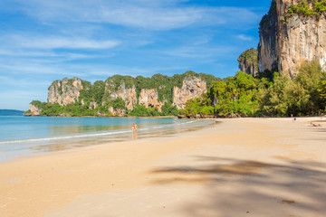 Fototapeta na wymiar Thaïlande, Railay Beach avant l'arrivée des long tail boats 