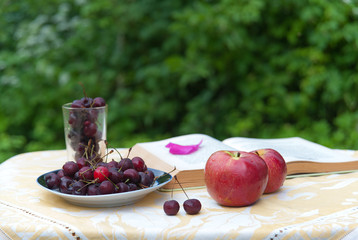 cherenshnya apples on the table