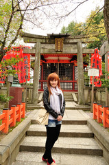 京都　八坂神社と若い女性