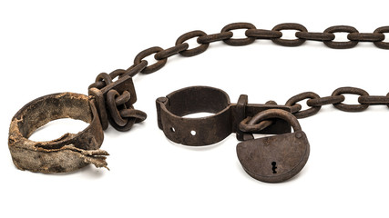 Rusty old shackles with padlock and padded shackles used for locking up prisoners or slaves between 1600 and 1800. - obrazy, fototapety, plakaty