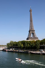 Naklejka premium Paris: day view of eiffel tower with copy space 