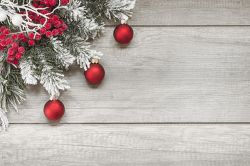 Świąteczna dekoracja na drewnianych deskach © SylaK