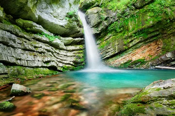 Zelfklevend Fotobehang Magische waterval in Slovenië © Mny-Jhee